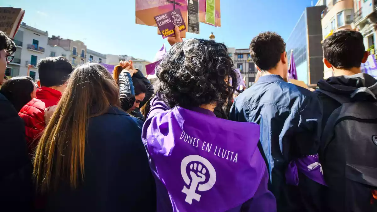 Mocador feminista en una concentració del 8-M a la plaça Mercadal de Reus