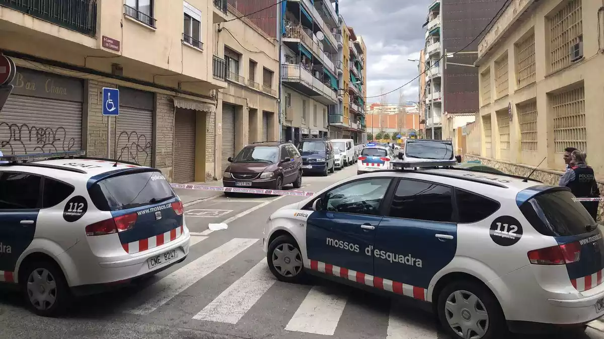 Imatge de tres patrulles dels Mossos d'Esquadra al carrer de Constantí de Reus