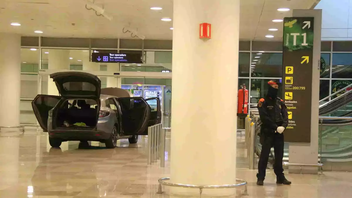 El cotxe, que ha assaltat l'aeroport del Prat, custodiat per un agent dels Mossos el 20 de març del 2020