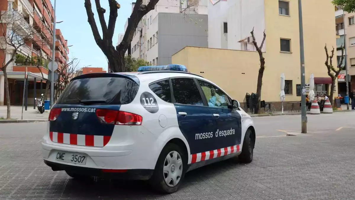 Cotxe dels Mossos d'Esquadra sortint dels jutjats de Vilanova i la Geltrú