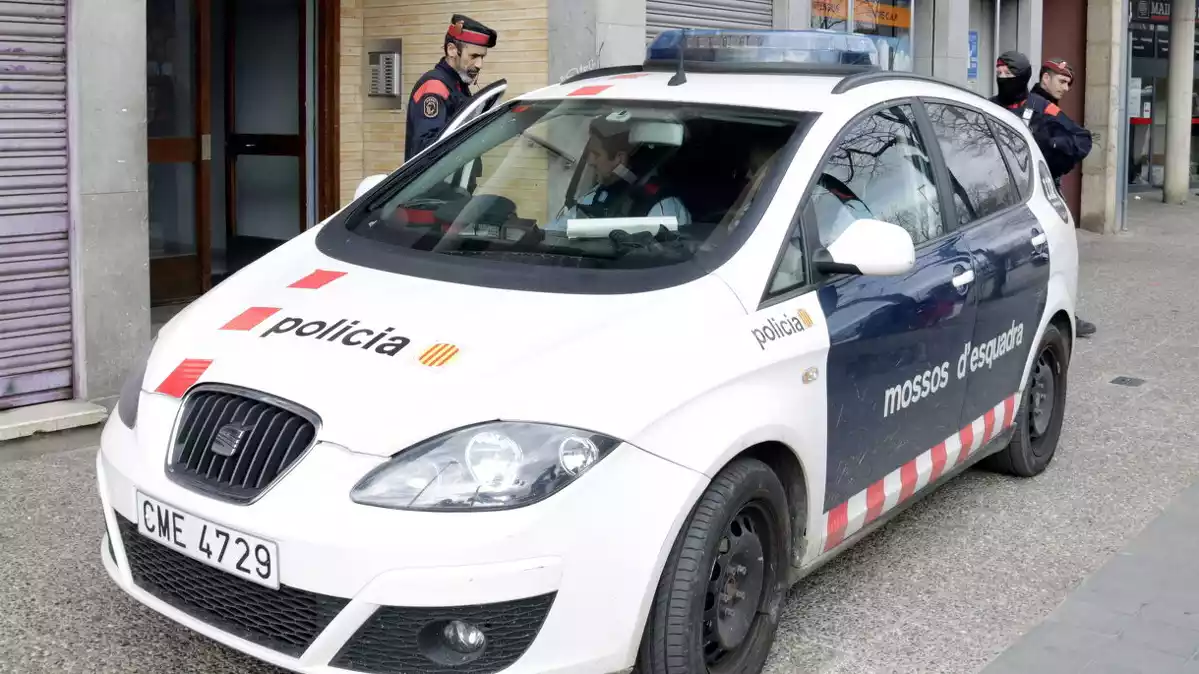 Els Mossos d’Esquadra davant el pis on van matar un paleta a Puigcerdà (04-02-2020)