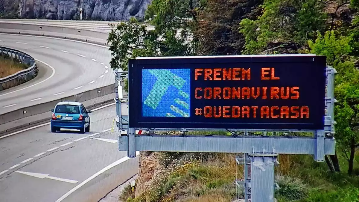 Imatge d'un panell de trànsit demanant que la gent es quedi a casa durant el Coronavirus