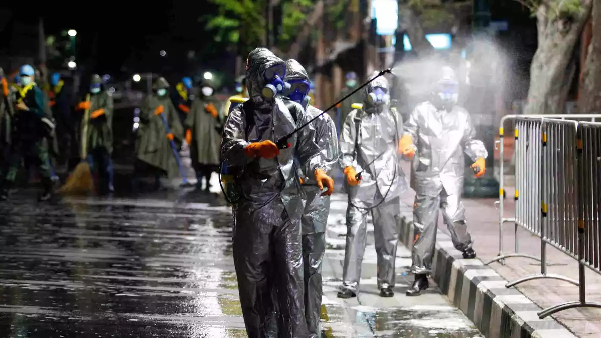 Soldats a Tailàndia desinfectant els carrers pel coronavirus el 19 de març del 2020