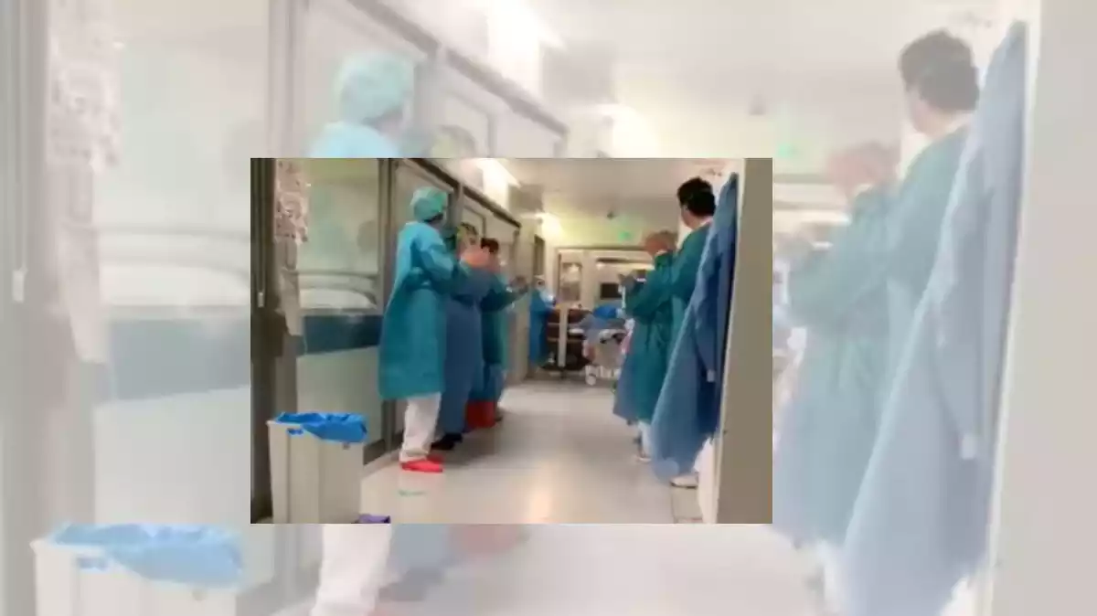 Captura del vídeo on el personal sanitari celebra l'alta de l'UCI d'un infectat per coronavirus a Granollers el 26 de març del 2020