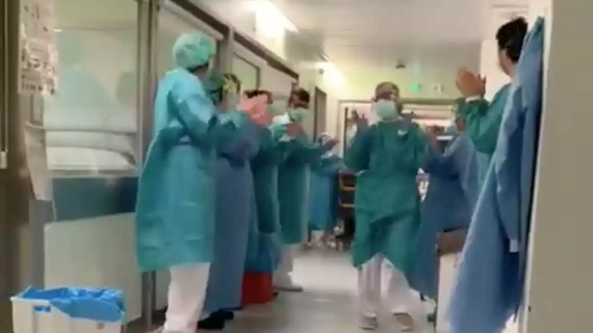 Imatge del moment en què els sanitaris de l'Hospital de Granollers animen un pacient que rep l'alta de l'UCI