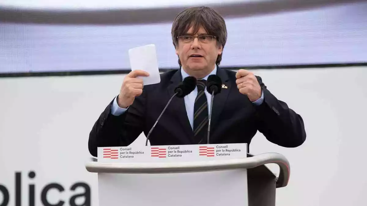 Carles Puigdemont a l'escenari del gran acte convocat a Perpinyà el 29 de febrer de 2020