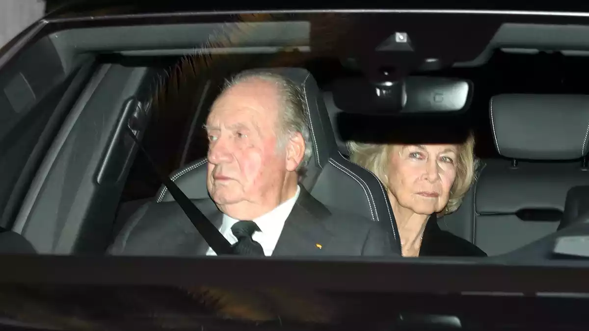 El rei Joan Carles I i la reina Sofia arribant a la capella ardent de Pilar de Borbó (08-01-2020)
