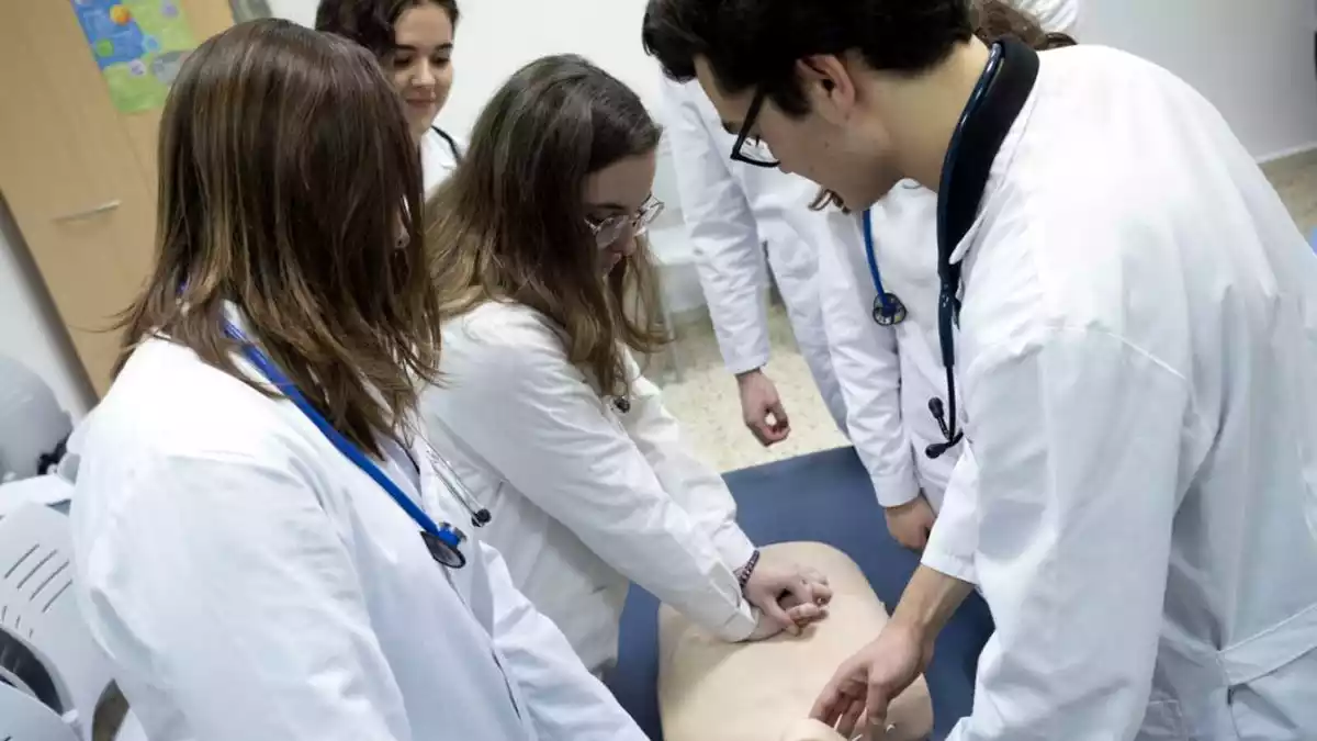Imatge d'arxiu d'alumnes de Medicina de la URV fent pràctiques