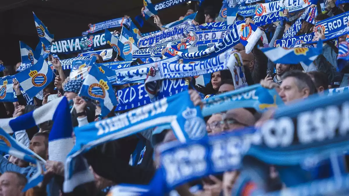 Grades de l'estadi del RCD Espanyol plenes d'espectadors amb bufandes de l'equip