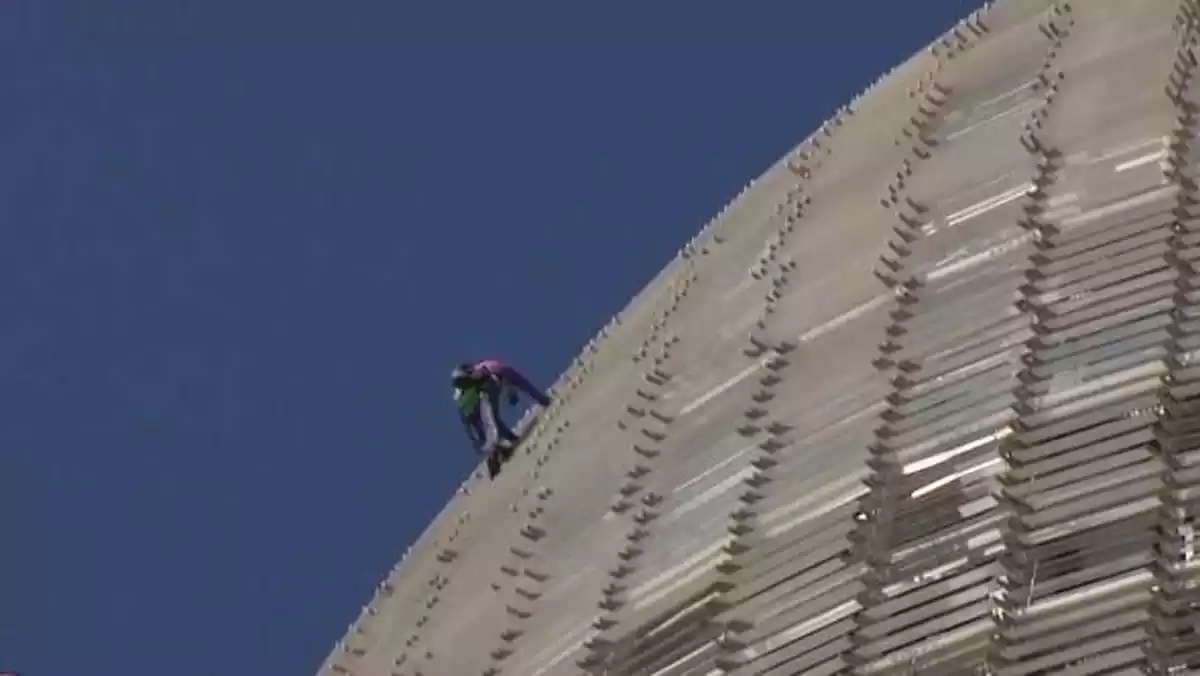 L''Spiderman' francès esacalant la Torre Agbar de Barcelona el 4 de març de 2020