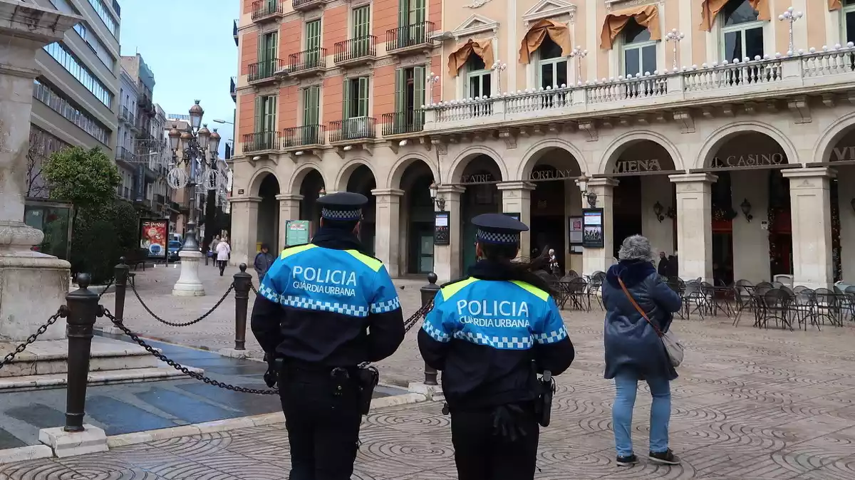 Una patrulla de la Guàrdia Urbana de Reus passejant per la plaça del Prim