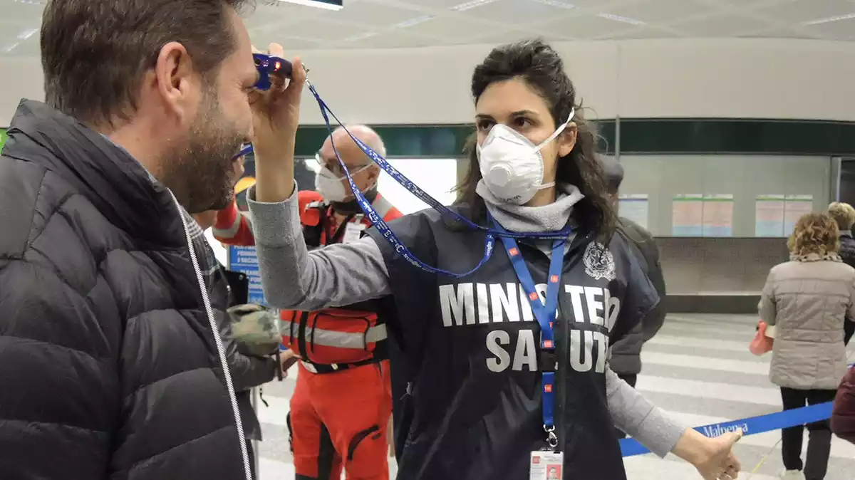 Control de temperatura pel coronavirus a l'aeroport de Milà l'1 de març