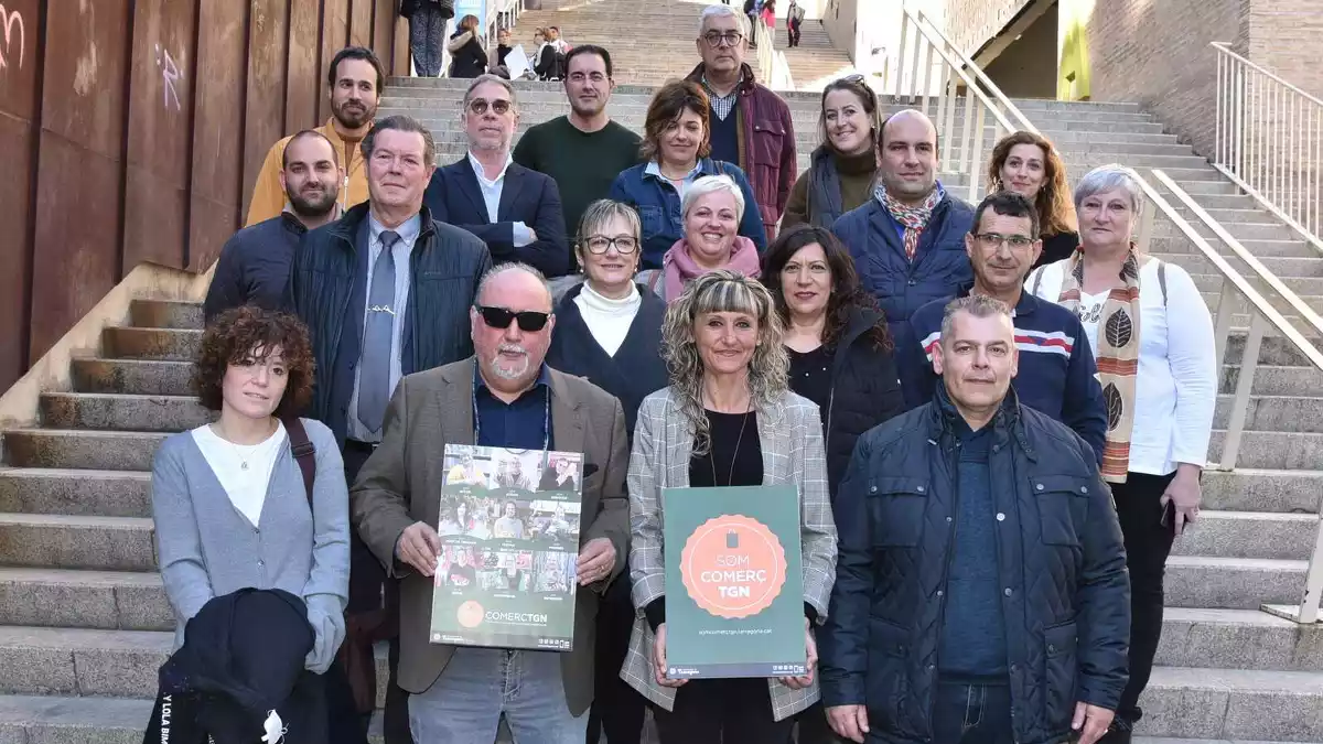 La consellera de comerç, María José López, acompanyada de representants del sector de la ciutat de Tarragona