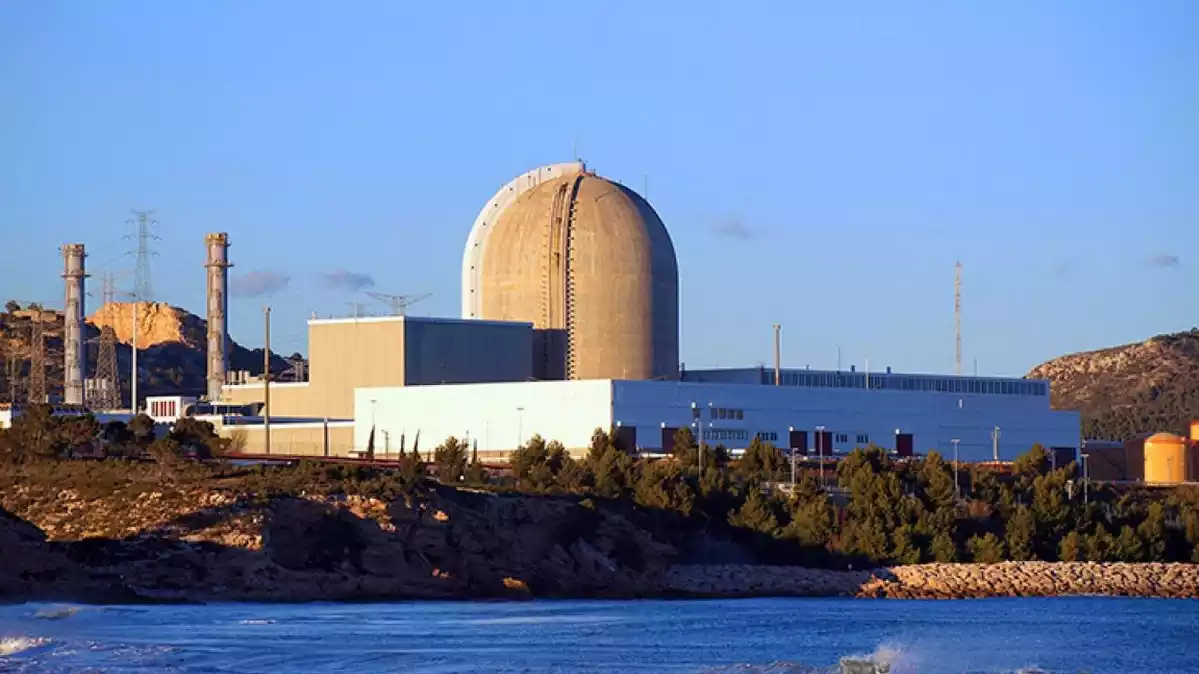 La central nuclear de Vandellòs, arran de mar.