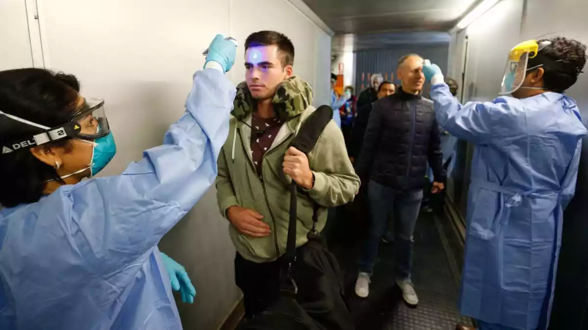 Controls sanitaris a passatgers a l'arribada a l'aeroport internacional de Lima pel coronavirus el 12 de març del 2020