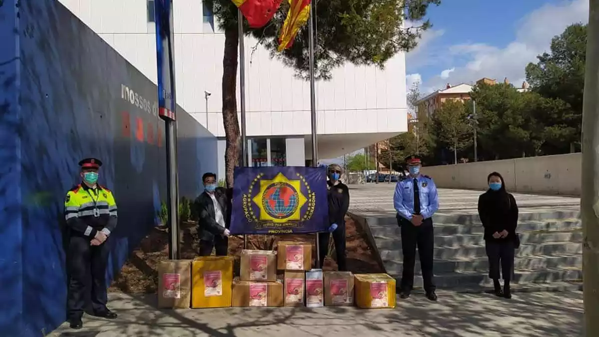 Imatge de representants de la comunitat xinesa fent la donació de material de protecció a la comissaria dels Mossos d'Esquadra