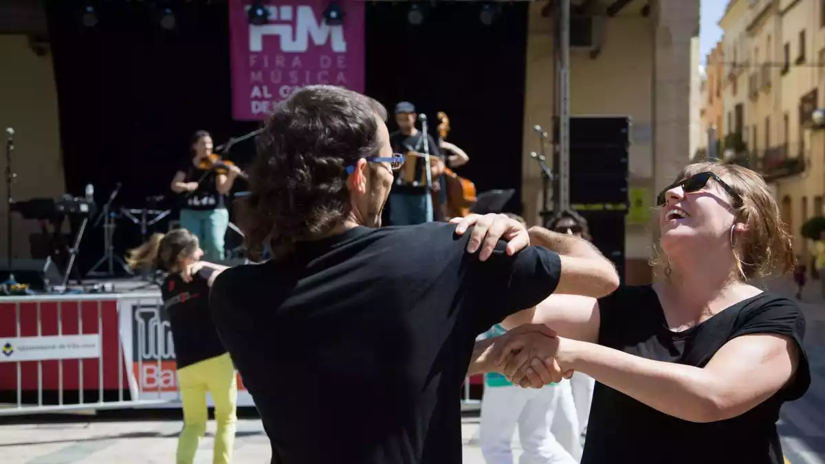 Imatge de dues persones ballant en un concert de la FiM a la plaça de Voltes de Vila-seca.