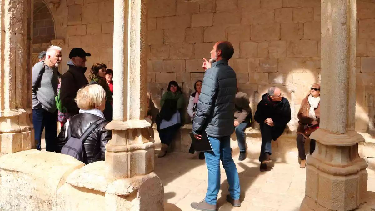 Pla general del grup de visitants que ha participat en la preestrena de la nova ruta del monestir de Santes Creus