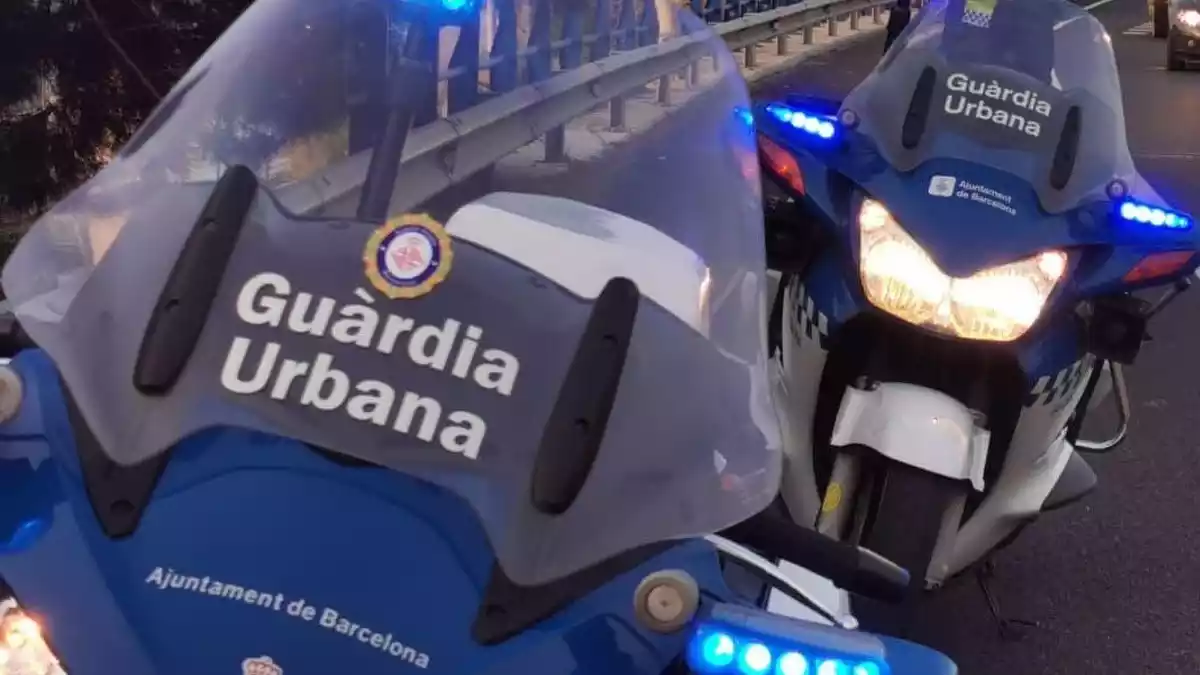 Agents de la Guàrdia Urbana de Barcelona a la ronda de Dalt aturant vehicles el 14 de febrer de 2020
