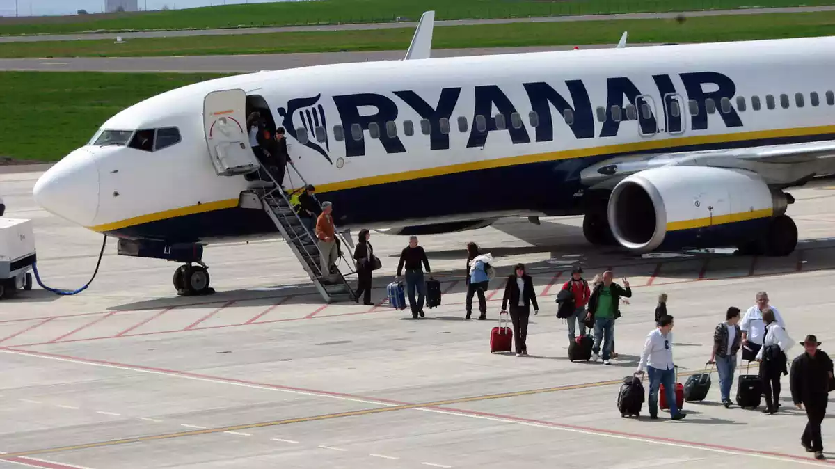 Imatge d'arxiu de passatgers baixant d'un avió de Ryanair l'any 2010 a l'Aeroport de Lleida-Alguaire