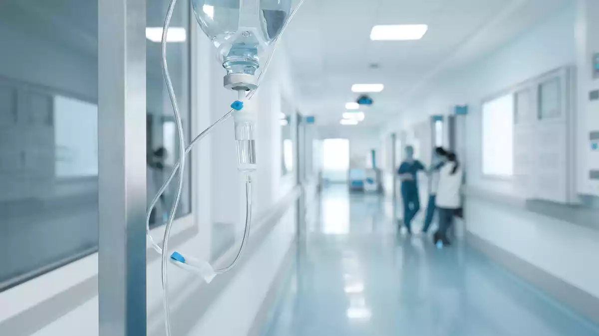 Imatge d'un passadís d'hospital amb un malalt