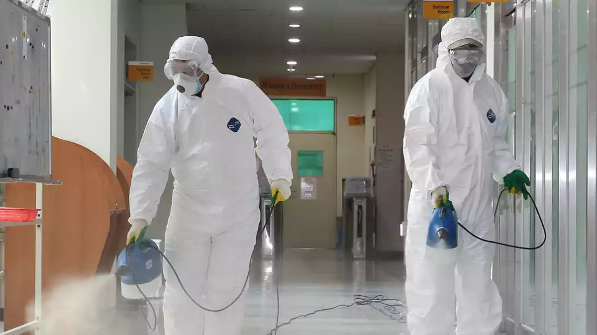 Oficials de quarentena desinfectant una residència d'estudiants a Gwangju, a la Xina