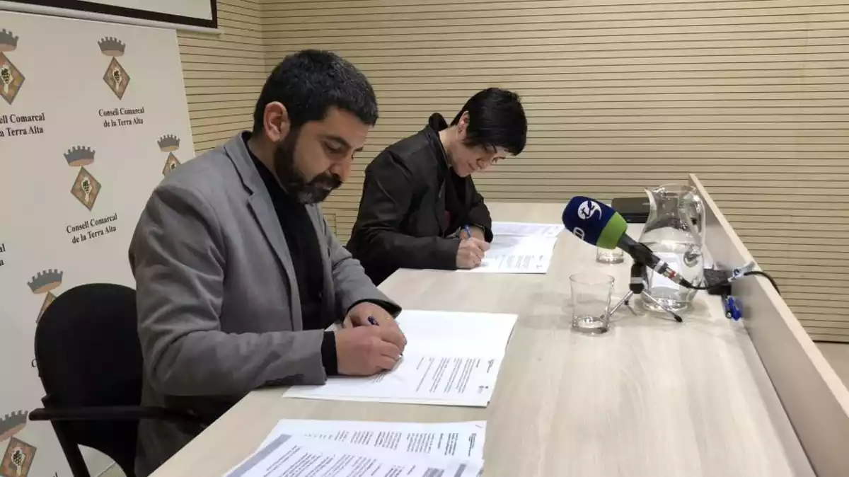 Chakir el Homrani i la presidenta del Consell Comarcal de la Terra Alta signen el document