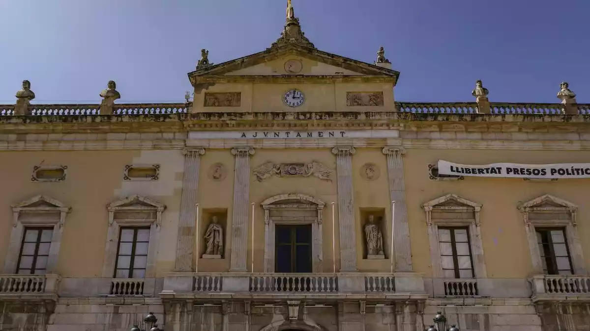 Façana de l'Ajuntament de Tarragona, a la plaça de la Font