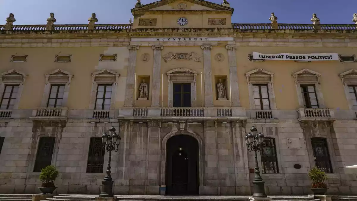 Façana de l'Ajuntament de Tarragona, a la plaça de la Font