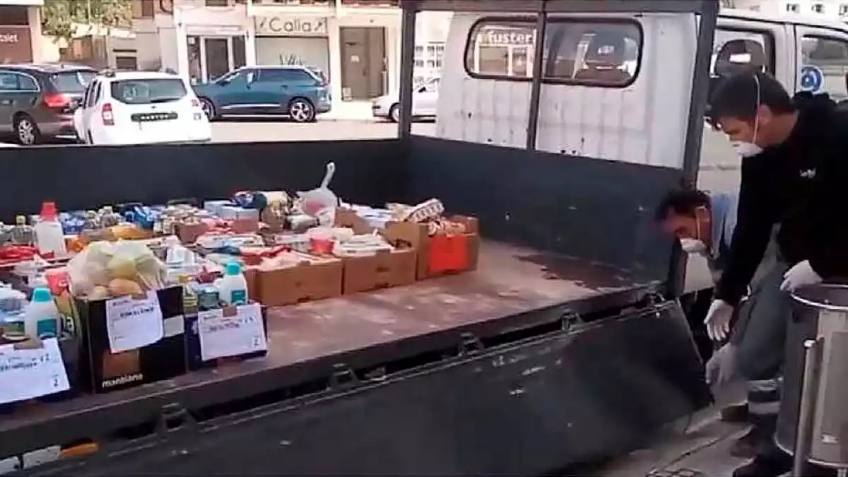 El camio de la brigada de Vandellòs i l'Hospitalet de l'Infant, carregat amb els lots de productes per a famílies vulnerables.