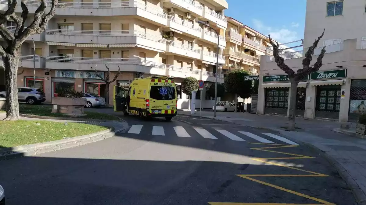 Imatge de l'ambulància al lloc de l'atropellament a Torredembarra