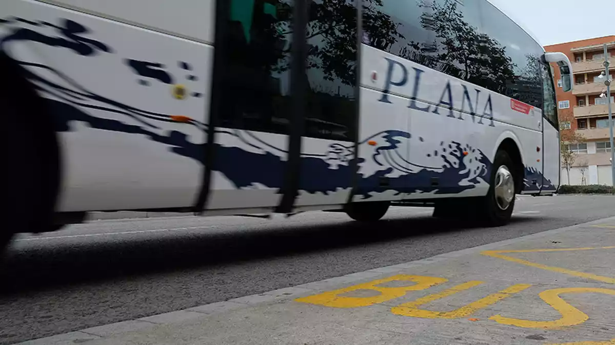 Imatge d'un autobús circulant per la plaça dels Països Catalans de Vila-seca.