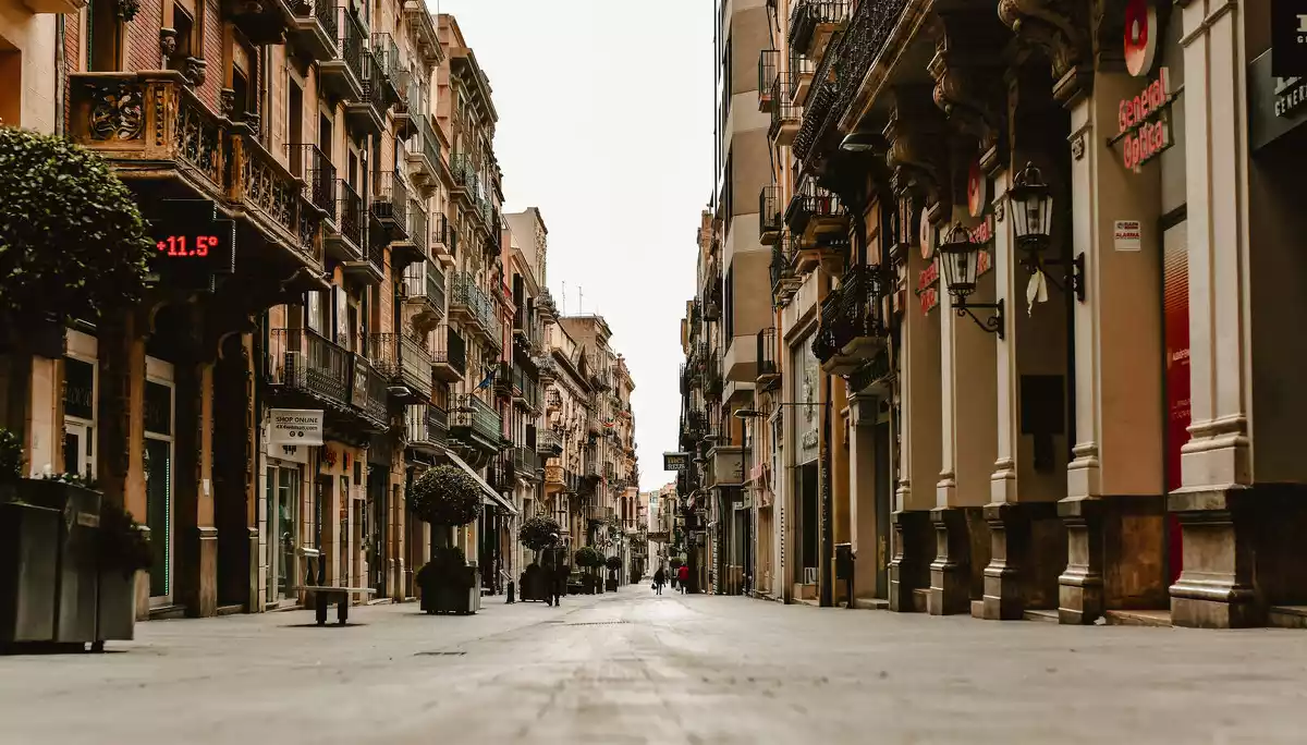 Imatge del carrer Llovera de Reus buit a causa del confinament (diumenge 22 de març)