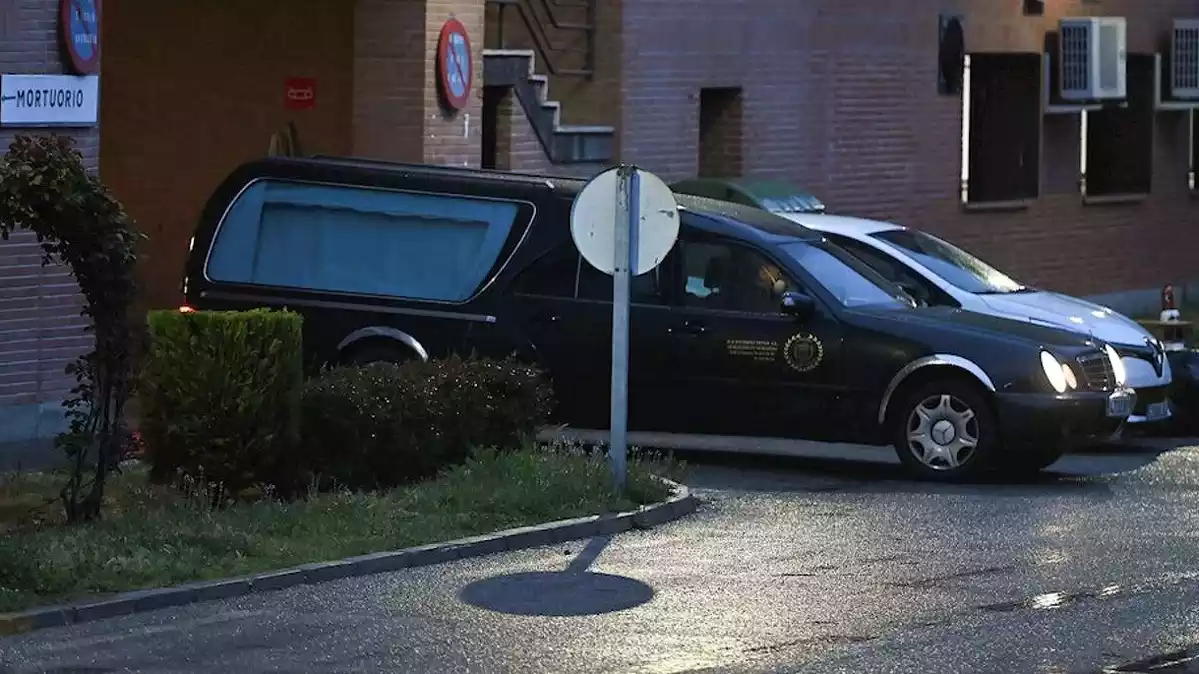 Cotxe d'una funerària de Madrid durant la crisi del coronavirus