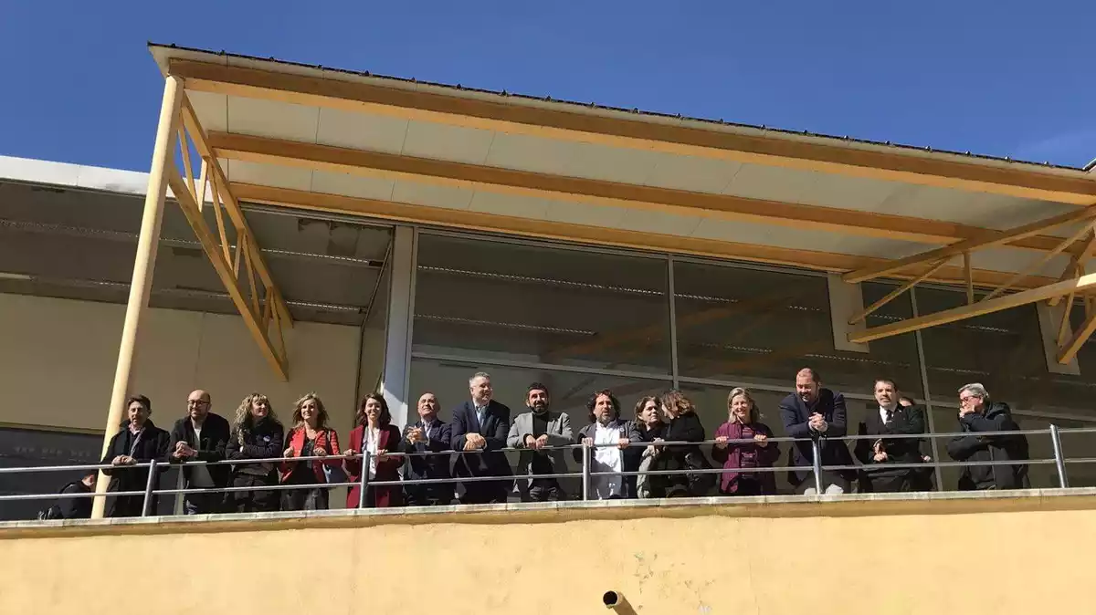 El Homrani, Ricomà i la resta de representants polítics, a l'edifici de l'antiga Ciutat de Repòs i de Vacances de Tarragona