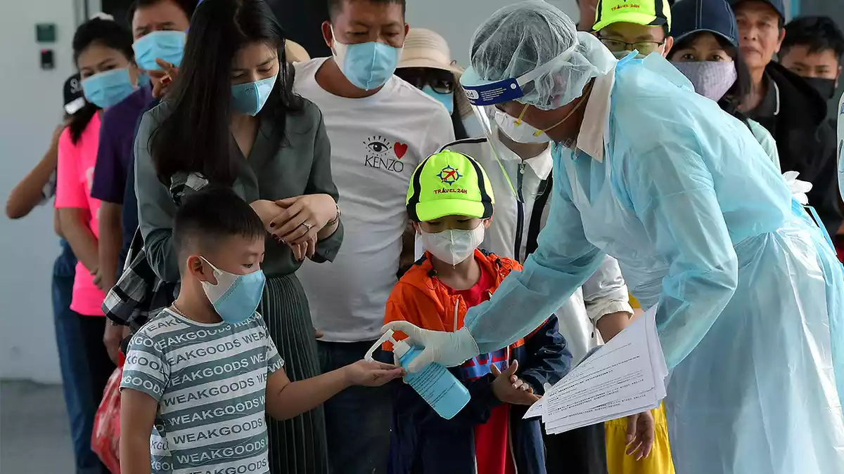 Controls contra el coronavirus en un aeroport de Malaisia