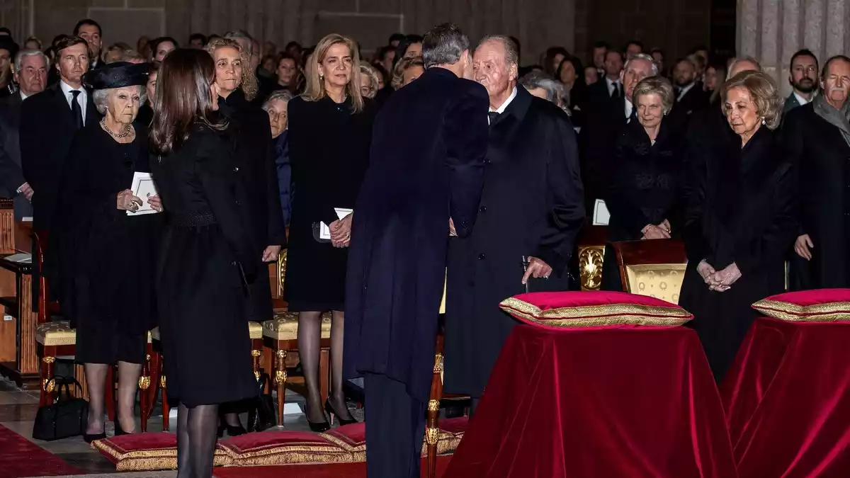 Les infantes, els reis emèrits i els actuals monarques saludant-se al funeral de Pilar de Borbó (29-01-2020)