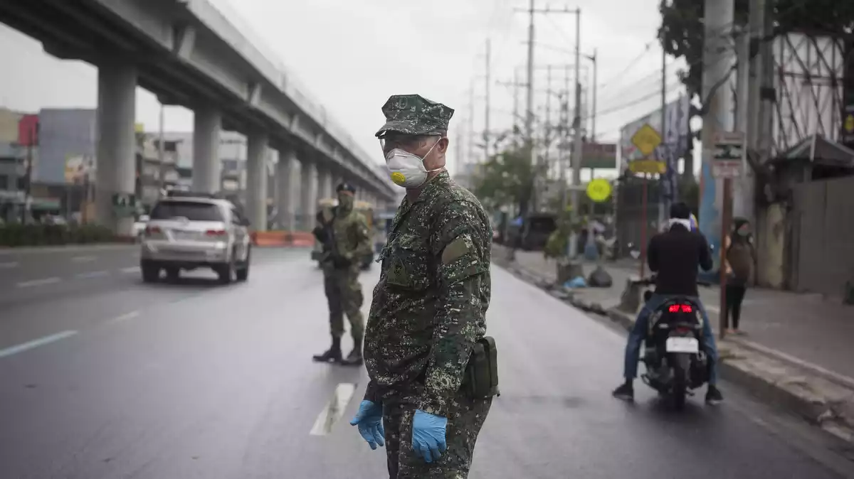 Soldat amb mascareta pel carrer