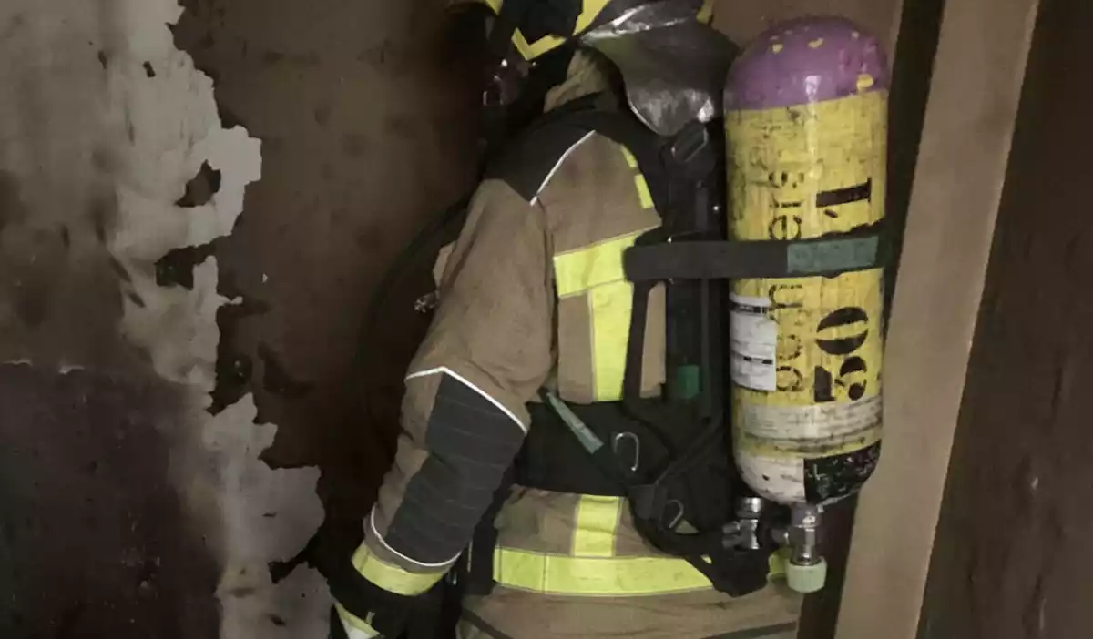 Els Bombers de la Generalitat treballant en un incendi a Tortosa