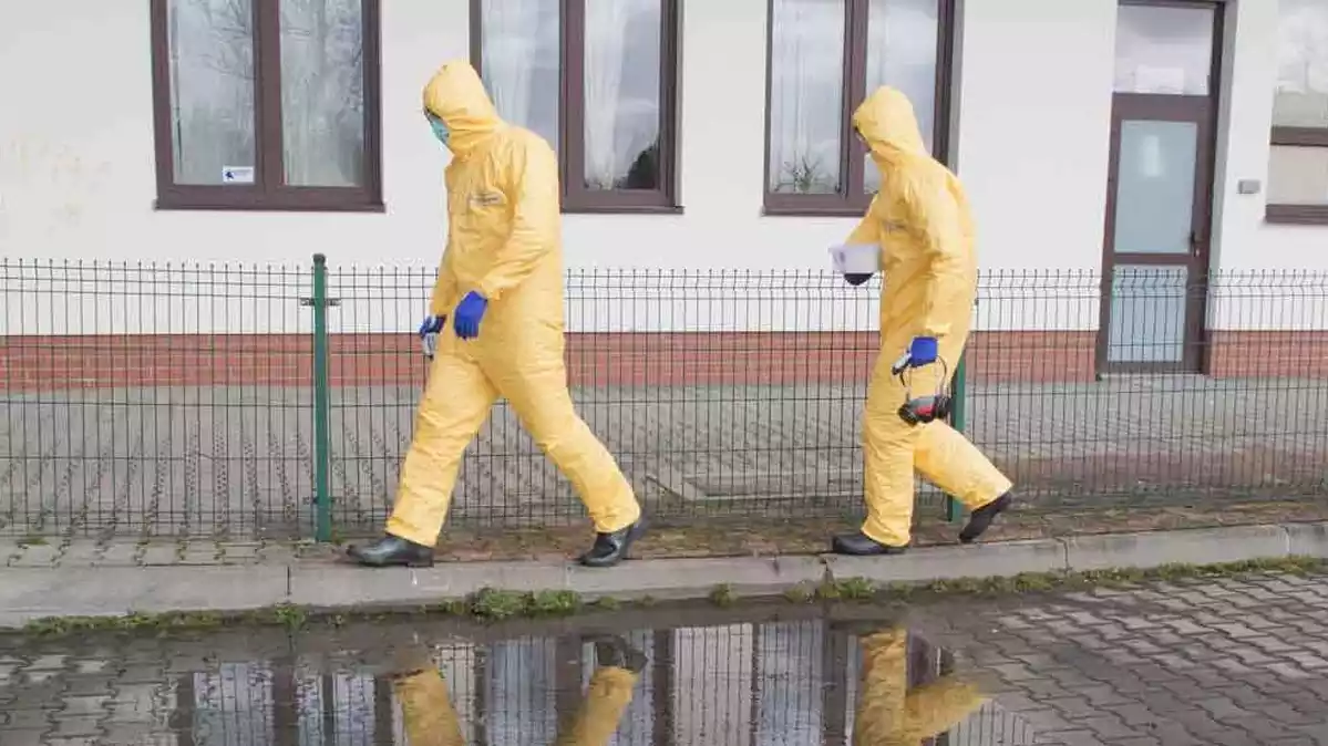 Dos membres del servei de rescat polonès amb roba de protecció arribant a la frontera polonesa-alemanya