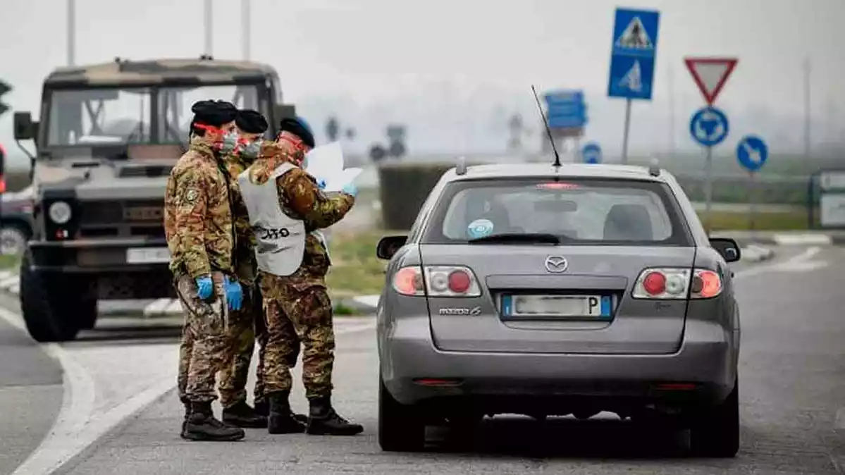 Militars vigilant que ningú surti de la zona de quarantena a Itàlia