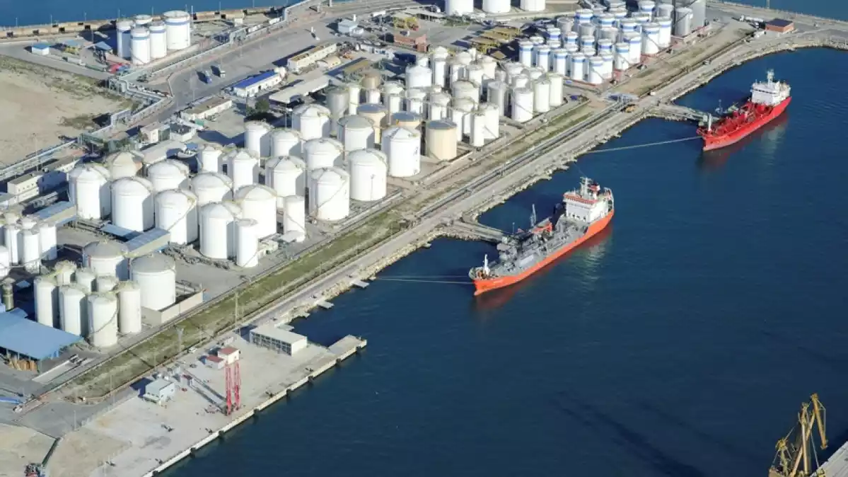 Moll industrial del Port de Tarragona, el punt d'embarcament dels productes de la Petroquímica.