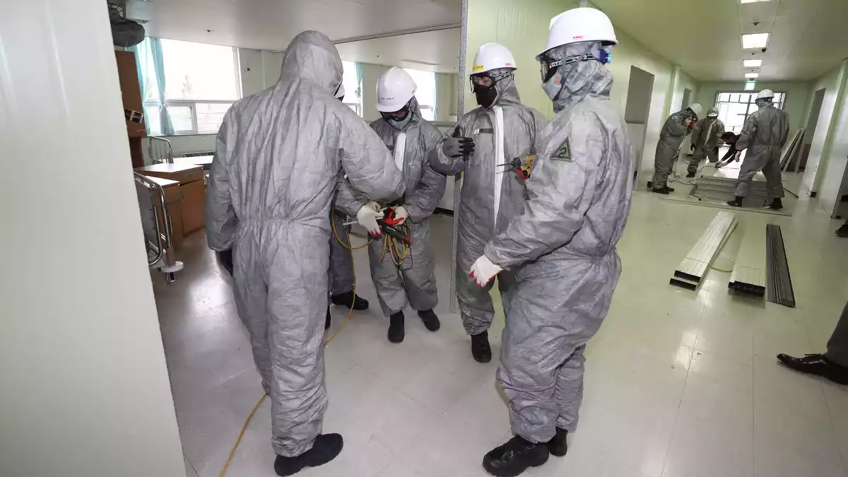 Treballadors preparats per rebre persones infectades de coronavirus en un hospital de Corea del Sud el 28 de febrer de 2020