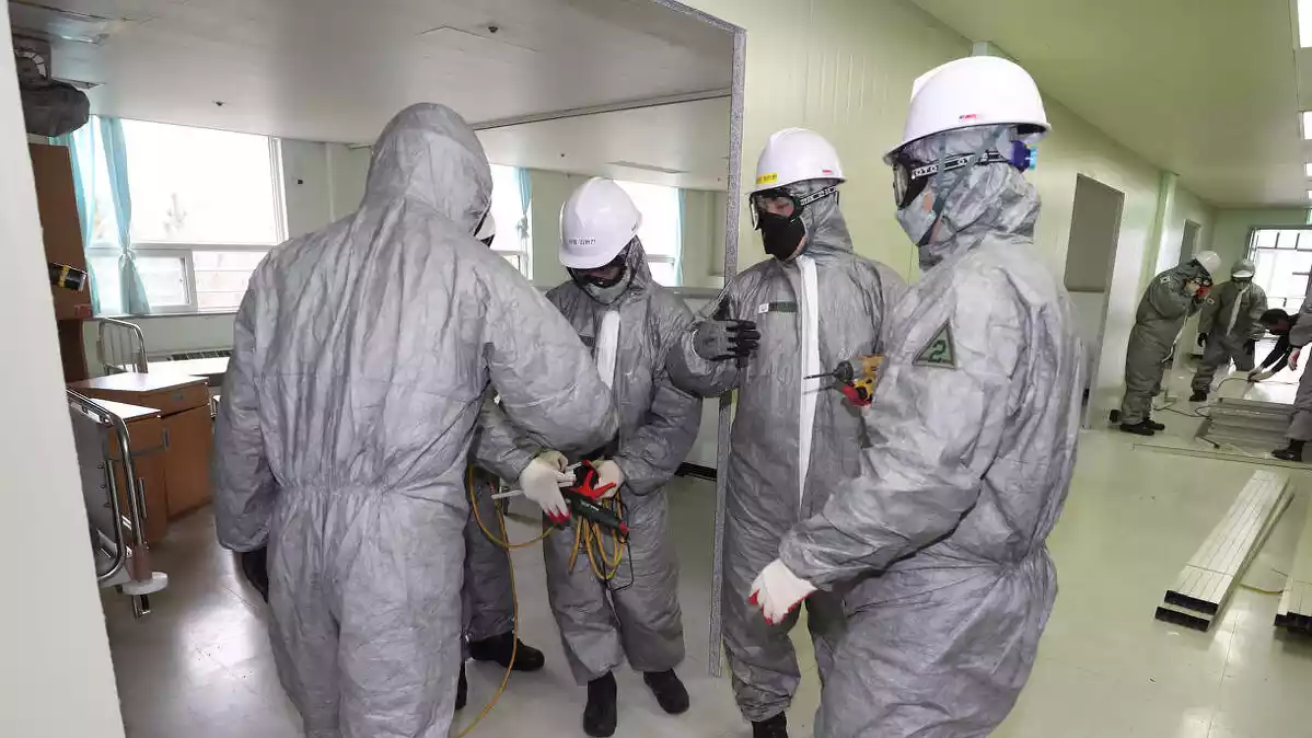 Treballadors preparats per rebre persones infectades de coronavirus en un hospital de Corea del Sud el 28 de febrer de 2020