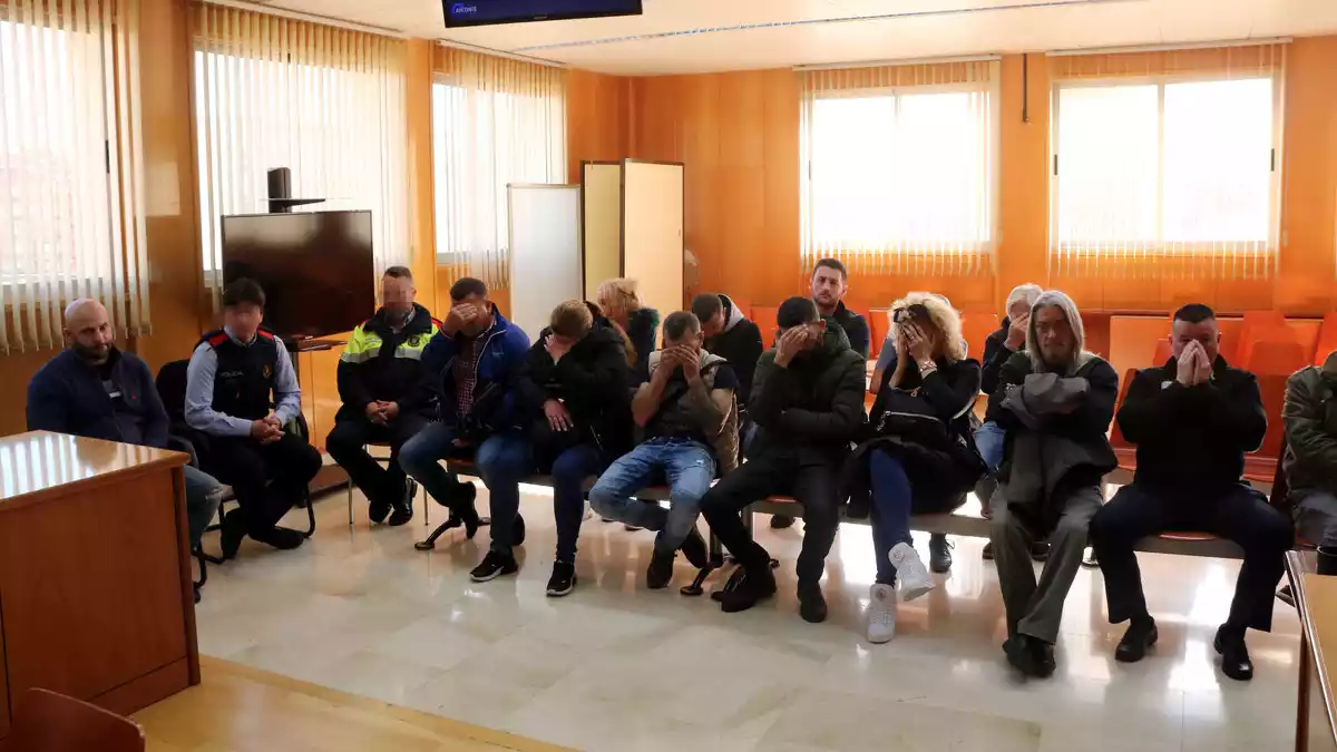 Els processats per la xarxa de prostitució del Baix Penedès asseguts al banc dels acusats de l'Audiència de Tarragona