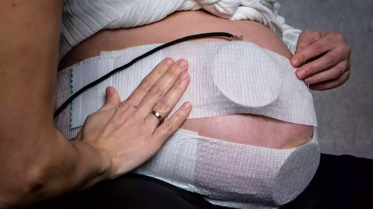Una embarassada amb un cinturó fetal