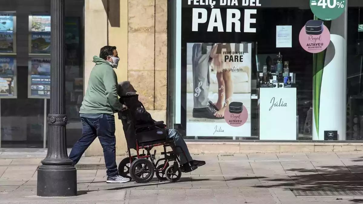 Imatge d'arxiu de dues persones amb mascareta pel centre de Tarragona