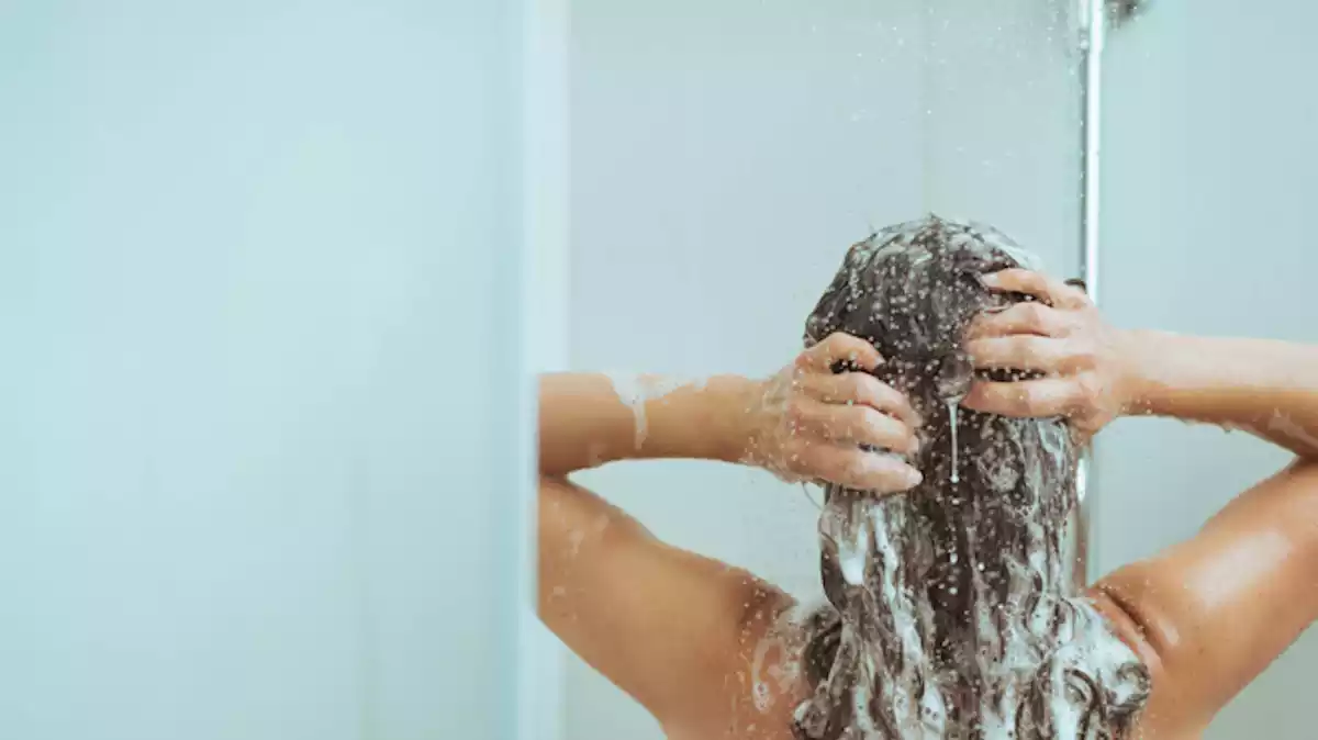 Imatge d'arxiu d'una noia dutxant-se