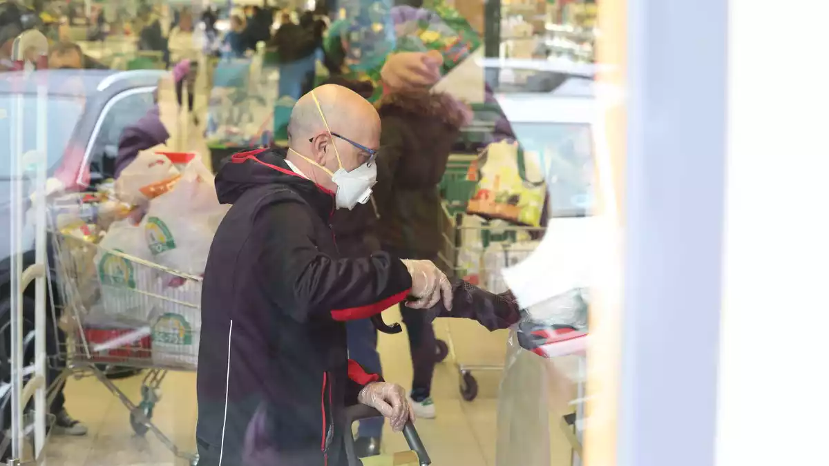Un home entra a un Mercadona de Madrid amb mascareta i guants per seguretat (23-02-2020)