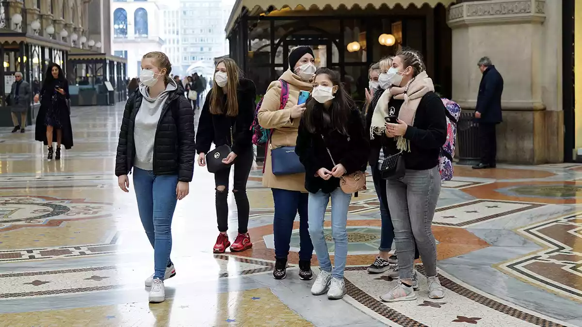 Grup de noies amb mascareta a la Galeria Vittorio Emanuele II de Milà